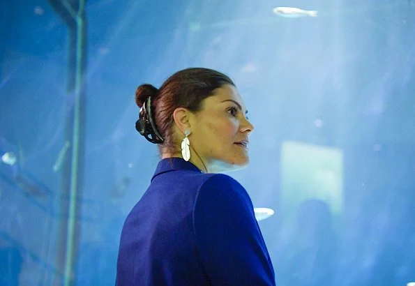 Crown Princess Victoria wore Rodebjer suit Zoe blazer and darcel trousers, and she is wearing Kreuger Jewellery summer feather earrings