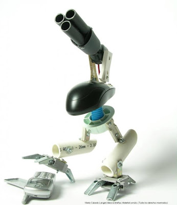 robot con plásticos  y partes de computadora reciclados
