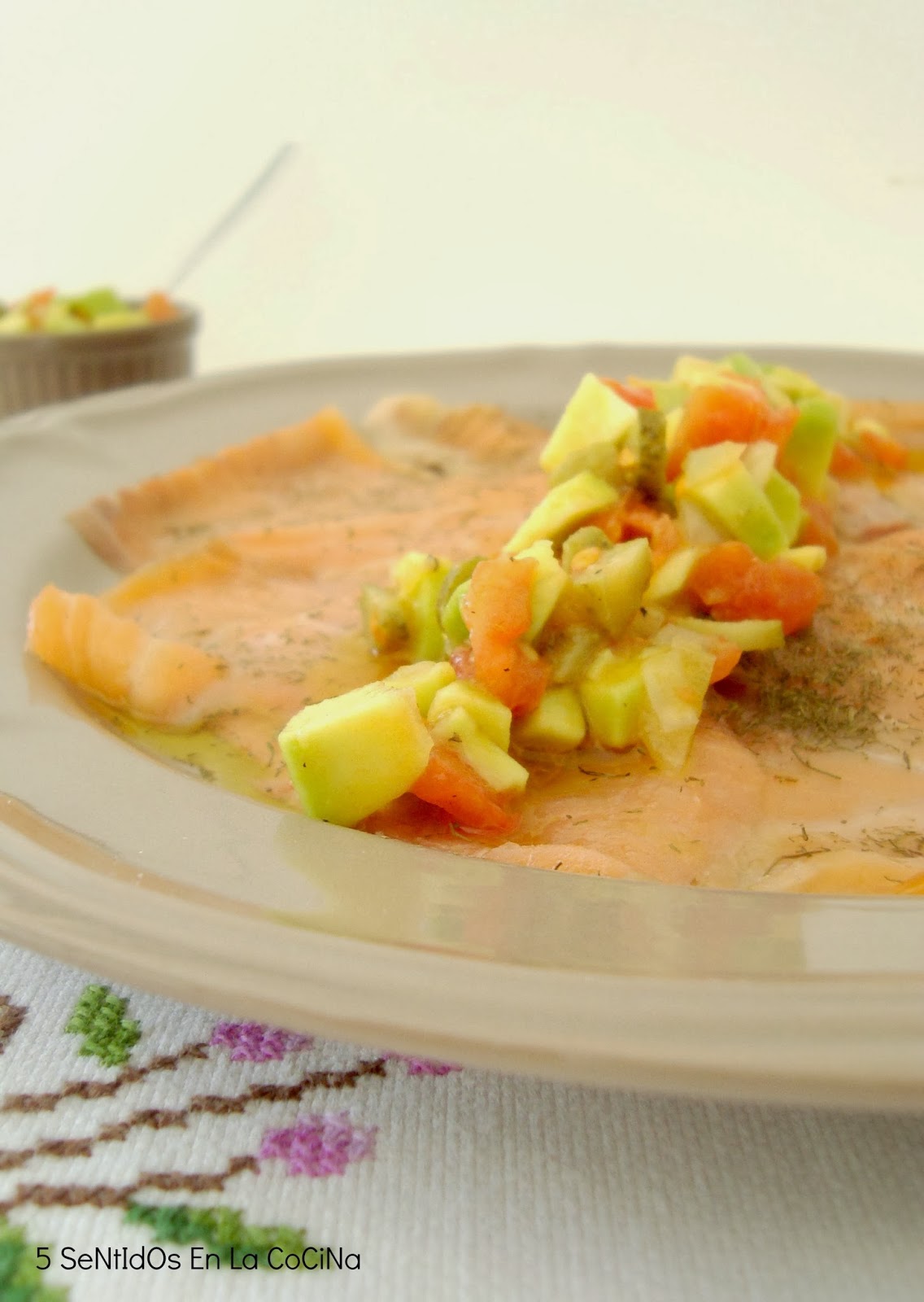 5 SeNtIdOs En La CoCiNa Carpaccio de salmón con vinagreta de aguacate