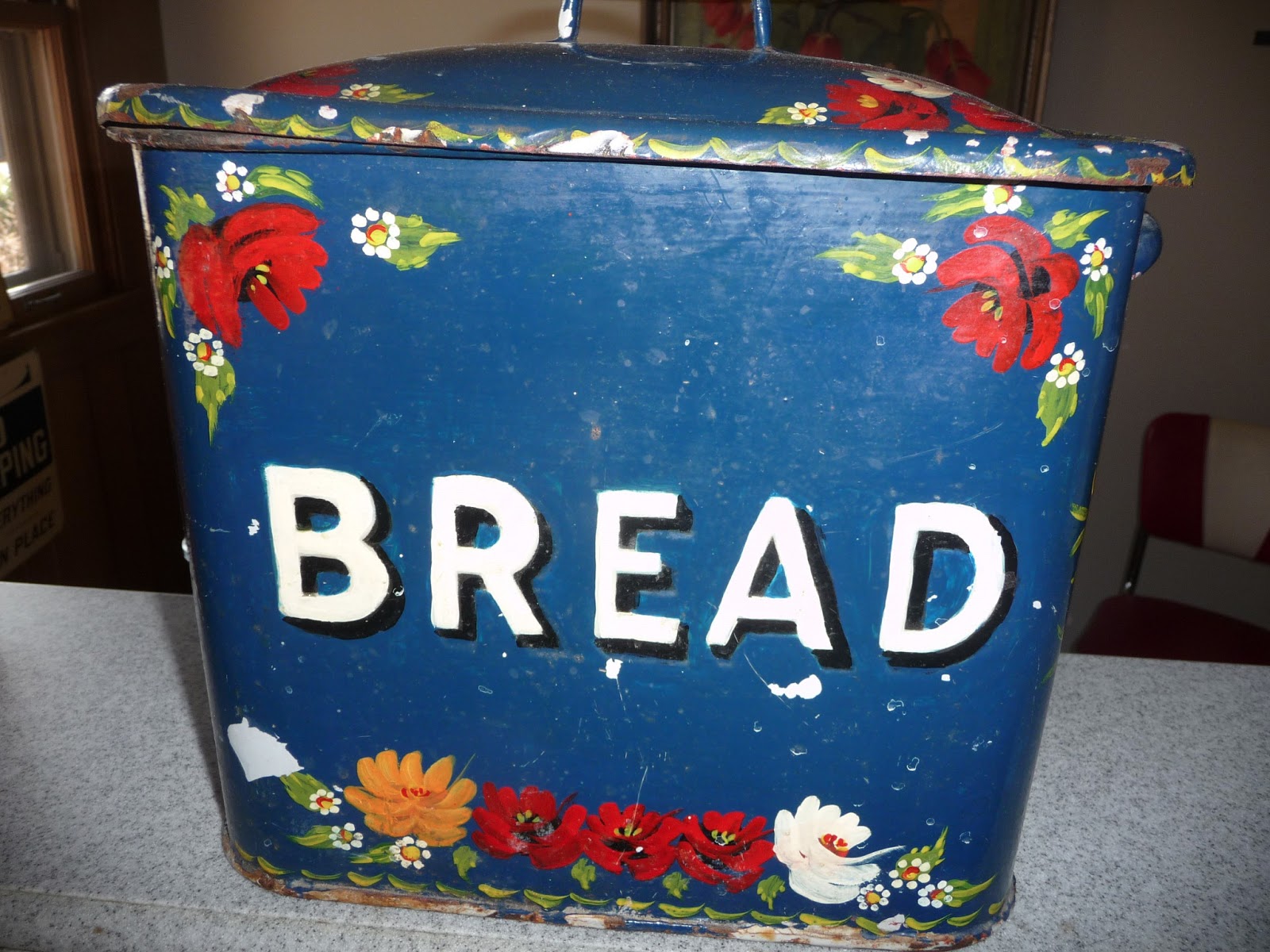 LADY ANTIQUE DEALER English Canalware Bread Bin