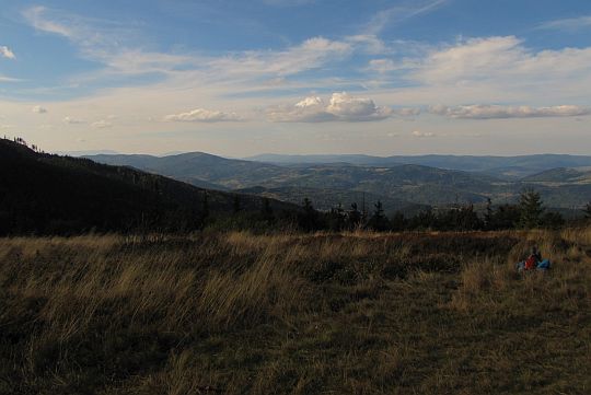 Panorama z Kociej Łapy na Pasmo Jałowieckie i Beskid Mały (zamyka horyzont).