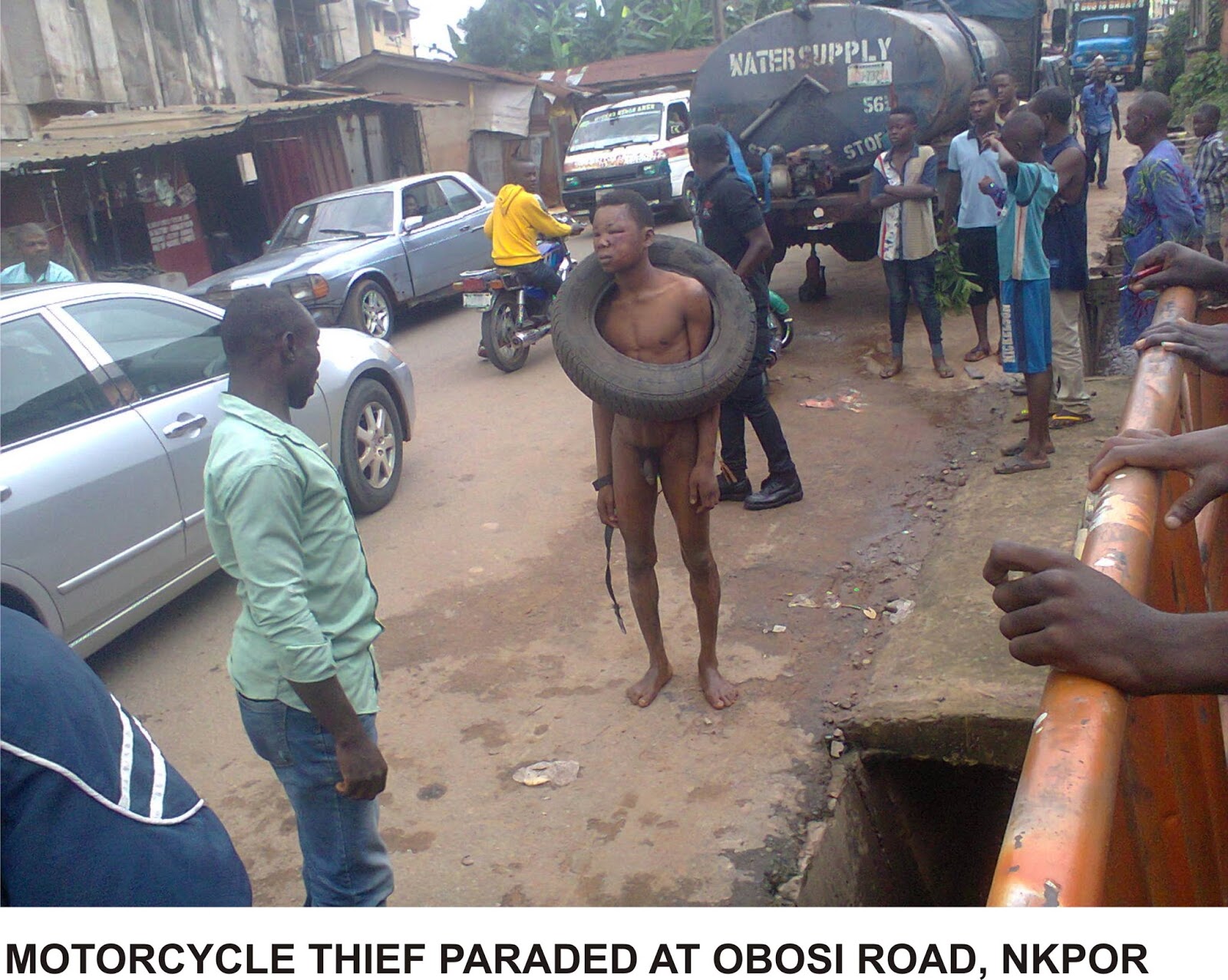 Okada thief caught red handed in Nkpor, stripped naked from 3.bp.blogspot.c...