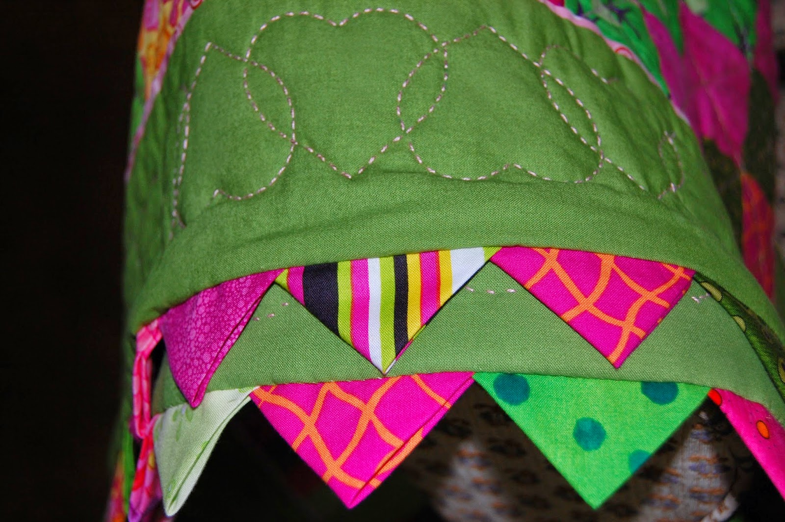 The Domestic Quilter Machine Quilting & Binding Prairie Points on