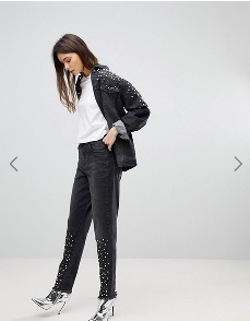 http://www.asos.com/es/chorus-tall/vaqueros-mom-con-adorno-de-perlas-y-bajo-dividido-de-chorus-tall/prd/8817902?clr=negro&SearchQuery=&cid=4331&gridcolumn=1&gridrow=5&gridsize=4&pge=1&pgesize=72&totalstyles=1314