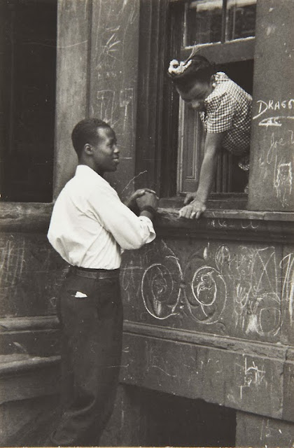 Helen+Levitt+ +Greeting+at+the+Window,+1940