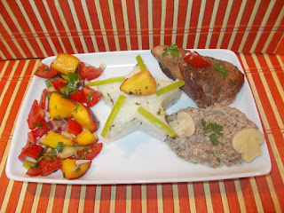 Friptura de porc cu unt aromatizat, sos de ciuperci si salsa de ardei cu piersici si rosii
