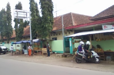 pedagang durian di barat SMPN1 Matesih