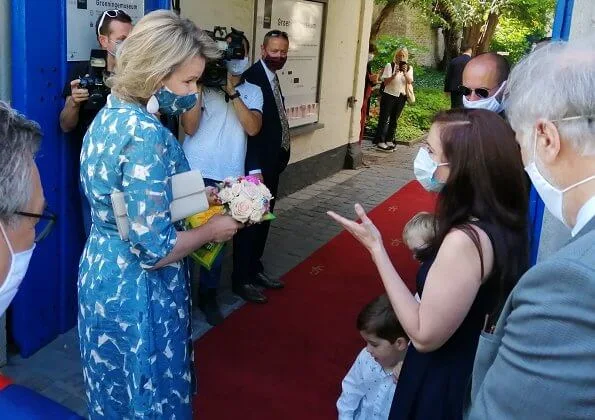 Queen Mathilde wore a new leaves printed floral half-long dress by Natan