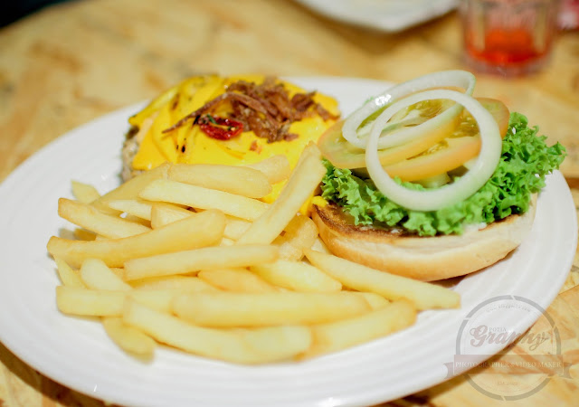 Menu Owlery Cafe - Chicken Supreme Burger