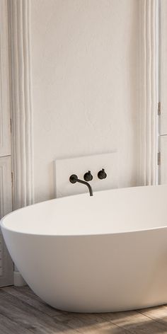 Modern luxury bathtub minimal sophisticated interior design by Piet Boon 