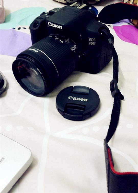 Canon web utility. Polaroid 700d. Фотоаппарат Кэнон домашний. Web камера Canon. Фотоапарат Кенен стойка.