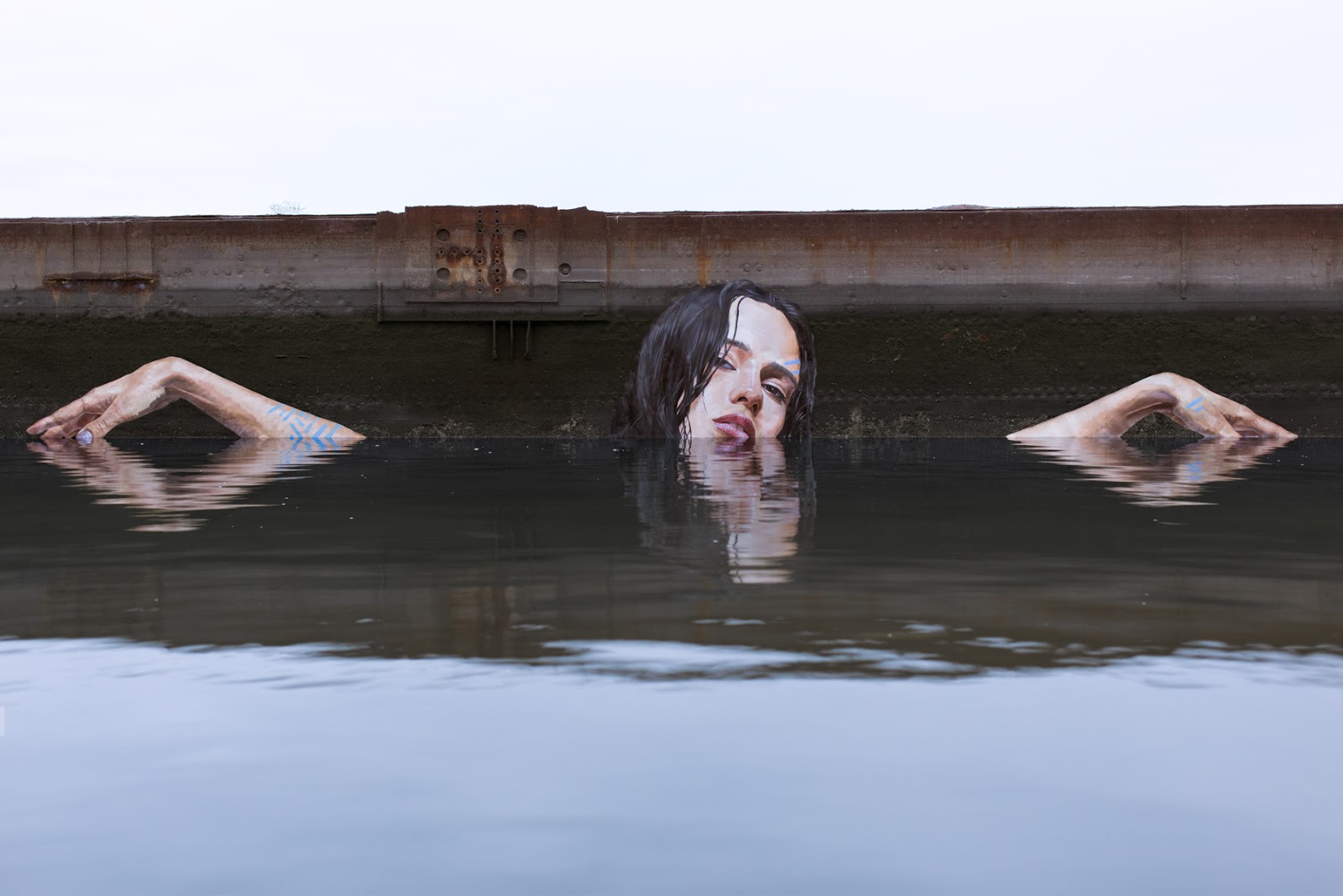 Artist Paints Murals of Women While Floating on a Surfboard Artist Paints Murals of Women While Floating on a Surfboard