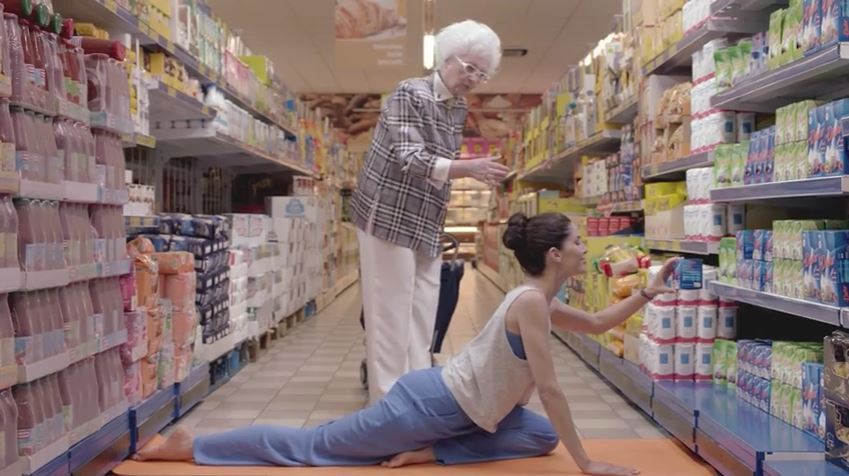 Pubblicità Dietor pubblicità con vecchietta e ragazza che fa yoga con Foto - Testimonial Spot Pubblicitario 2016