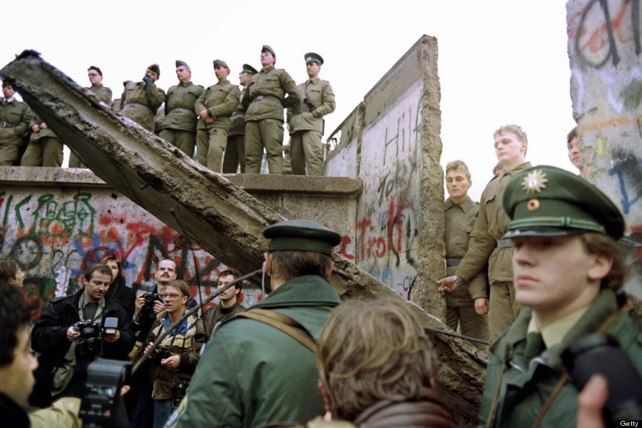 30 Amazing Photos of the Fall of the Berlin Wall from 25 Years Ago ~ vintage everyday