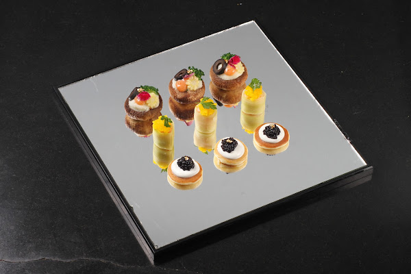 好樣帶起finger food用鏡面式托盤盛裝的風潮,讓點心看起來更時尚 好樣帶起finger food用鏡面式托盤盛裝的風潮,讓點心看起來更時尚