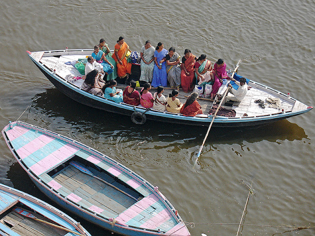 Pèlerins qui font un tour de barque sur le Gange
