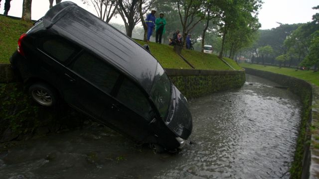 Kalau Nggak Mau Nyebur Sungai Seperti ini, Jangan Nyetir Sambil Pakai Ponsel