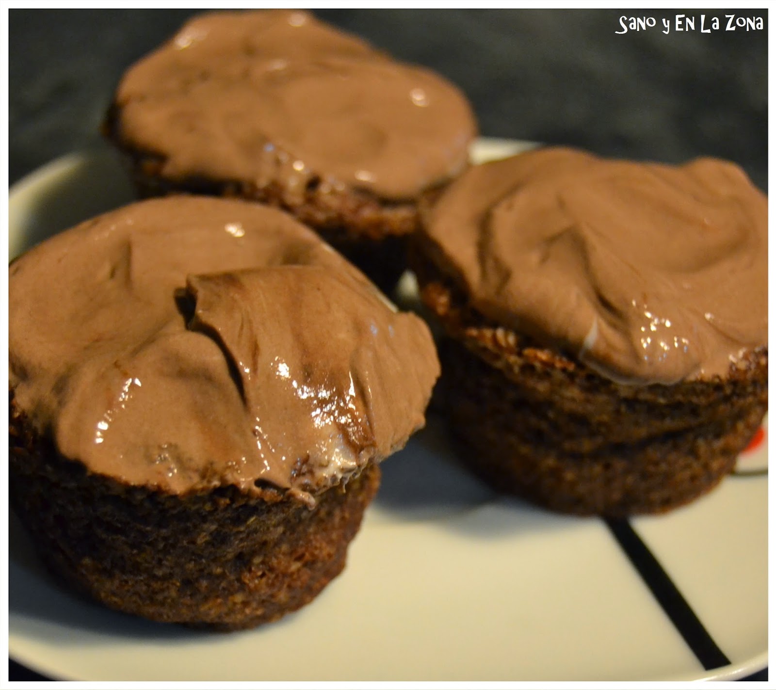 Sano y En la Zona MUFFINS DE SALVADO DE AVENA Y CHOCOLATE CON FROSTING