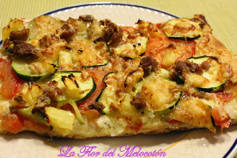 Pizza de verduras y atún