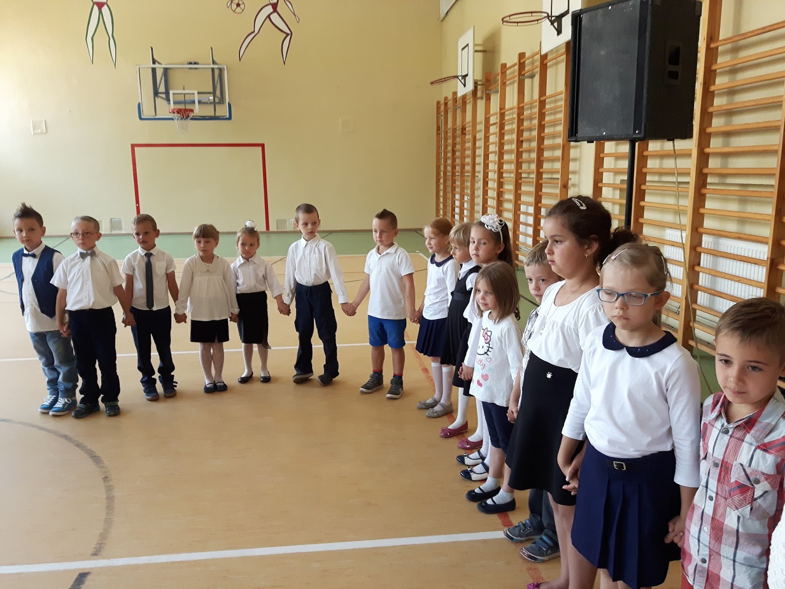 W Szkole Chłopcy Wymieniali Się Rzeczami Ze Swoich Kolekcji Budząca się klasa : Pierwszy dzień w szkole....