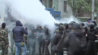 Столкновения в Донецке и Харькове: десятки раненых