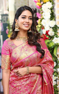 Actress Nivetha Pethuraj HD Latest Images In Traditional Saree