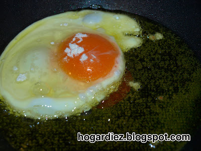 trucos de cocina: freír un huevo sin que salte el aceite