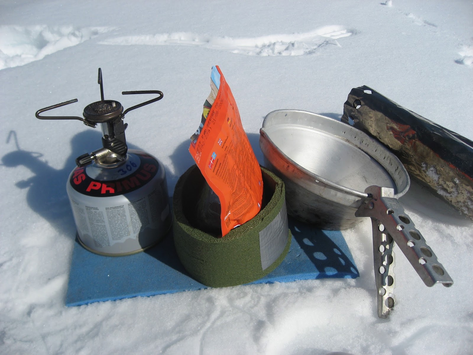 Top mounted canister stoves in winter