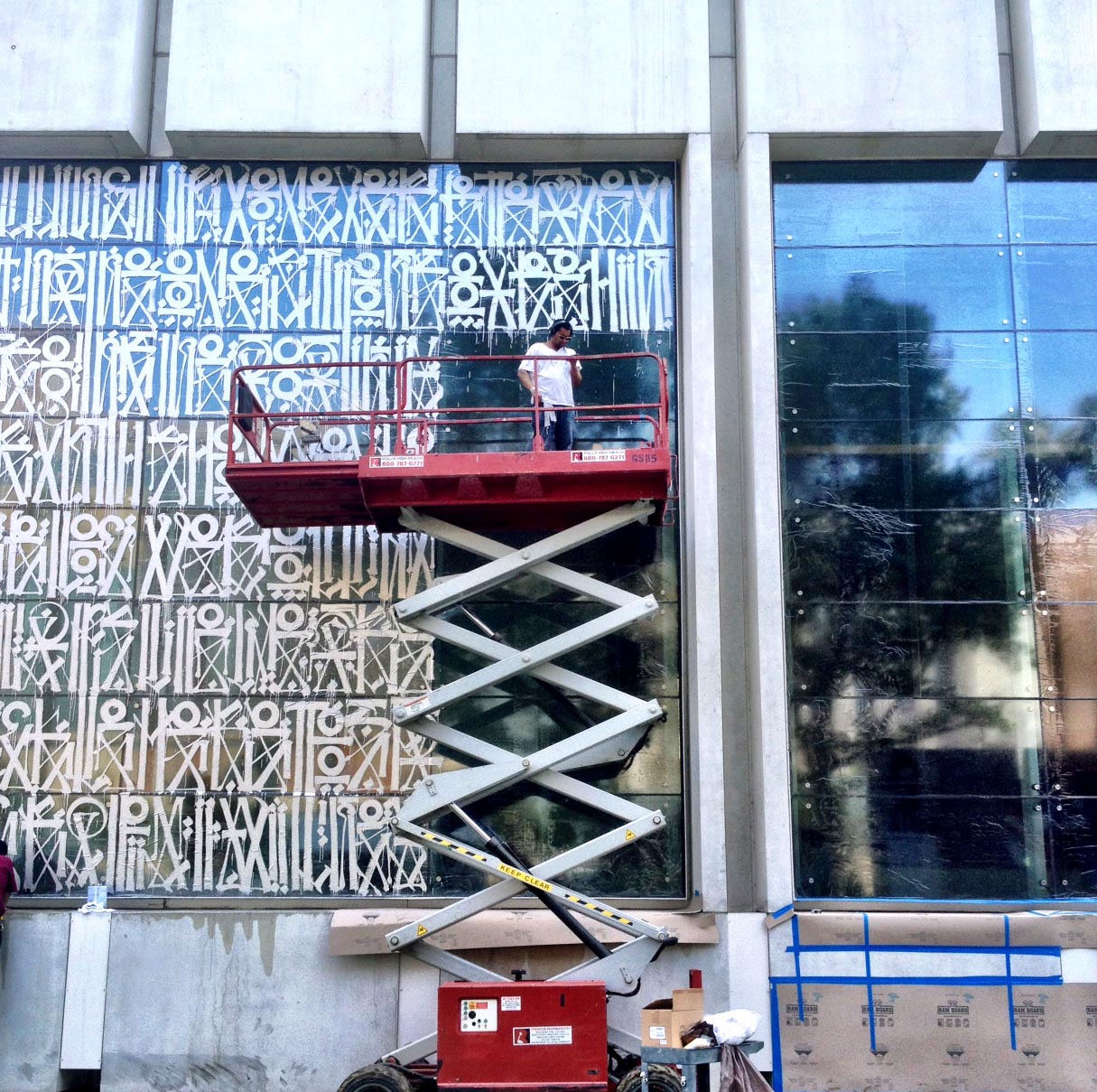 RETNA New Mural In Progress, Los Angeles – StreetArtNews