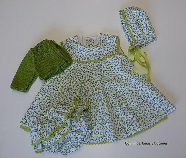 Con hilos, lanas y botones: conjunto de vestido, capota, braguita y chaqueta para niña