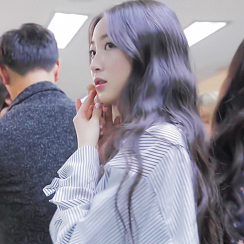 어떤 여배우를 살짝 닮은거같은 신인 아이돌.gif | 인스티즈