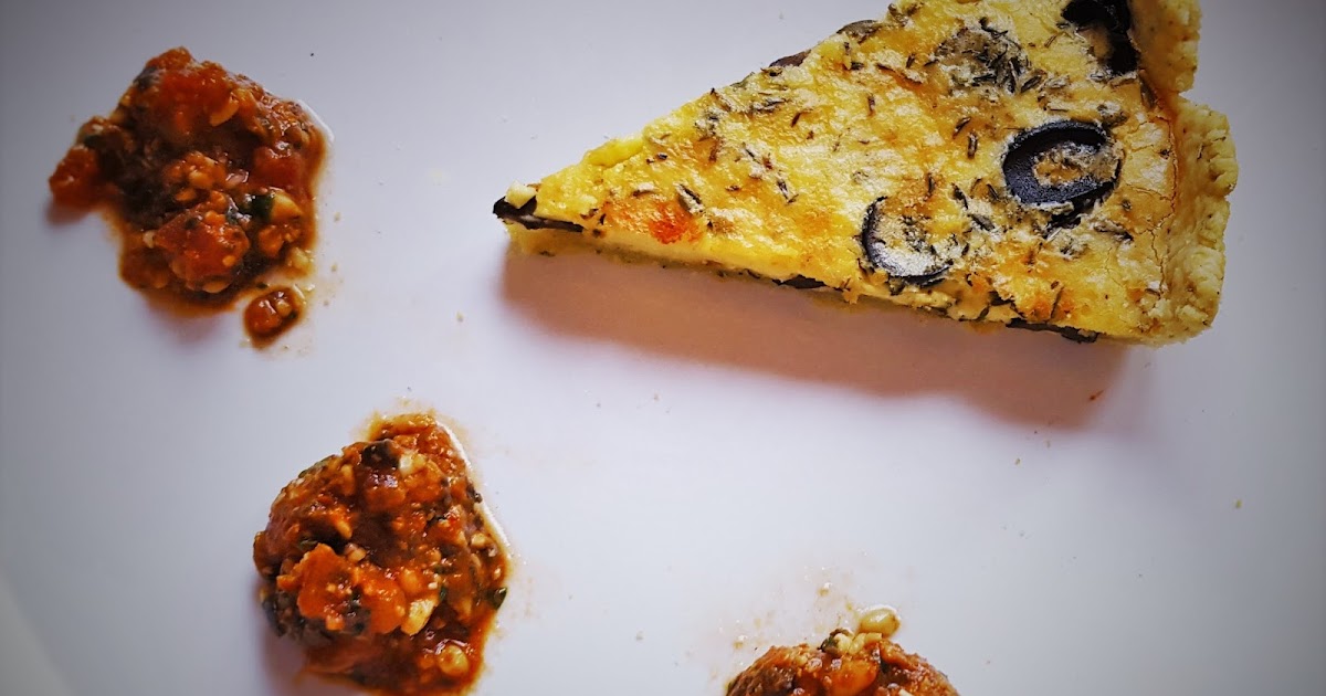 Oliven-Käse-Quiche mit Tomaten-Oliven-Sauce | The weekly Joy of Veggie