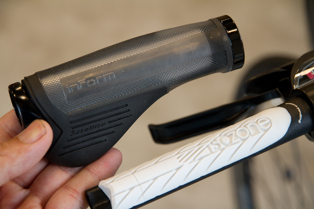 ISOZONE ハンドルバー ブラック/シルバー Bontrager Elite IsoZone VR-SF Road Handlebar（エリート Iso
