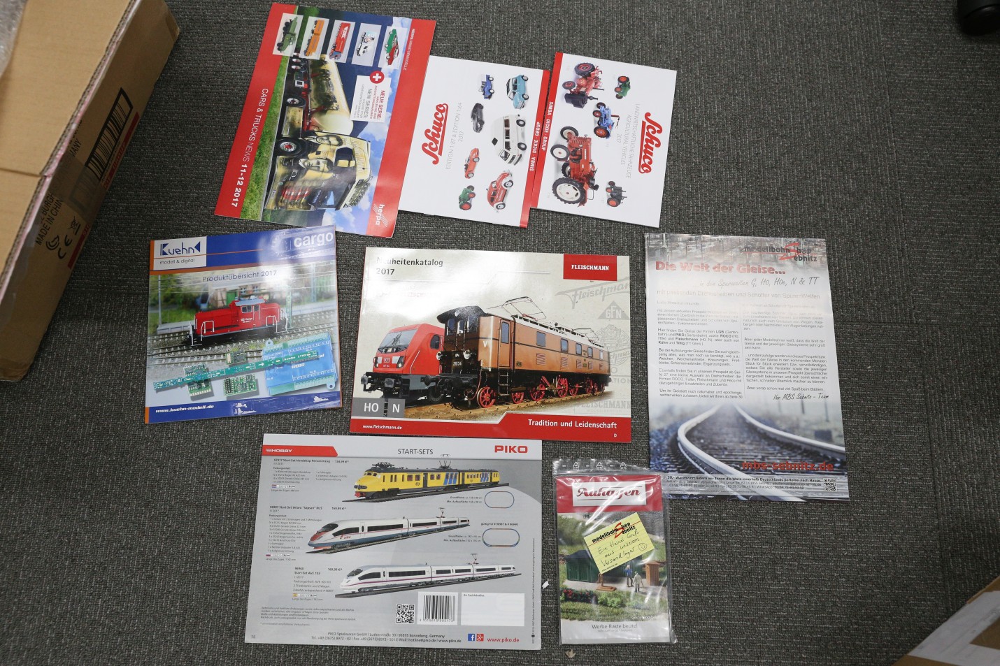 リサイクルされた箱で家を飾りましょう -