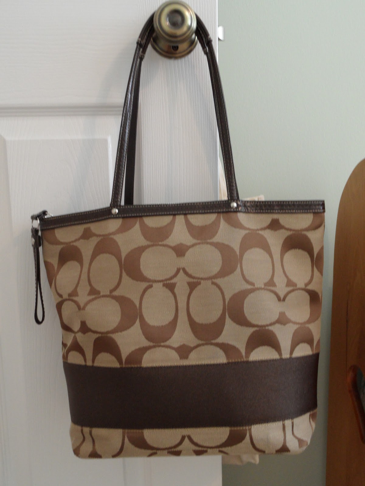 The inside is much the same as the Vera Bradley bag aboveâonelong ...