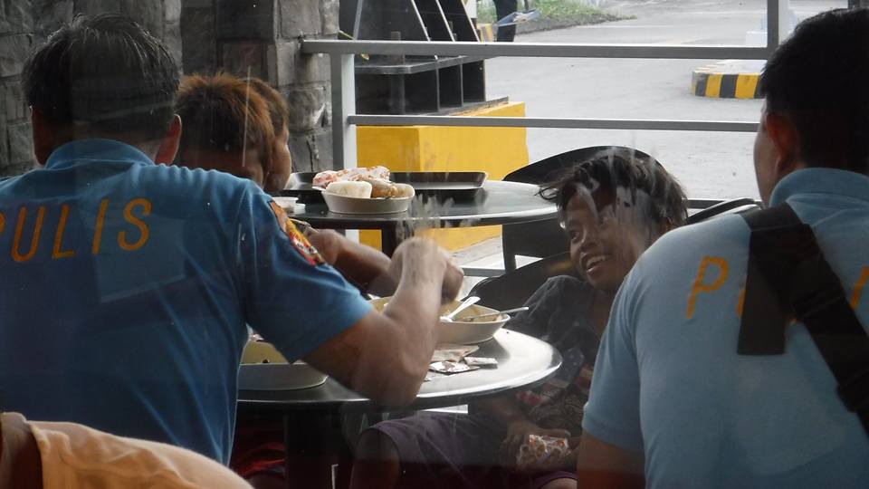 Photos of two policemen feeding street children in Koronadal goes viral