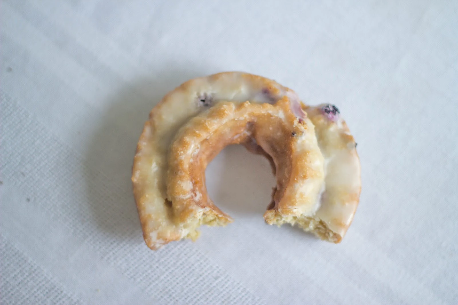 食べかけのブルーベリードーナツ