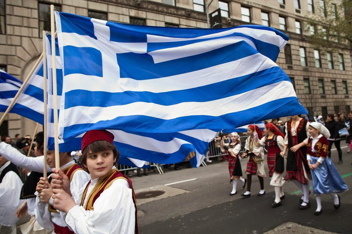 Как греки узнали о возвращении независимости. День независимости Греции 25. Греция люди. Греки.