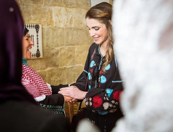Queen Rania visited the oldest Arabic sweet shop in the heart of Al Salt and panoramic views and important mosques and churches in the old city