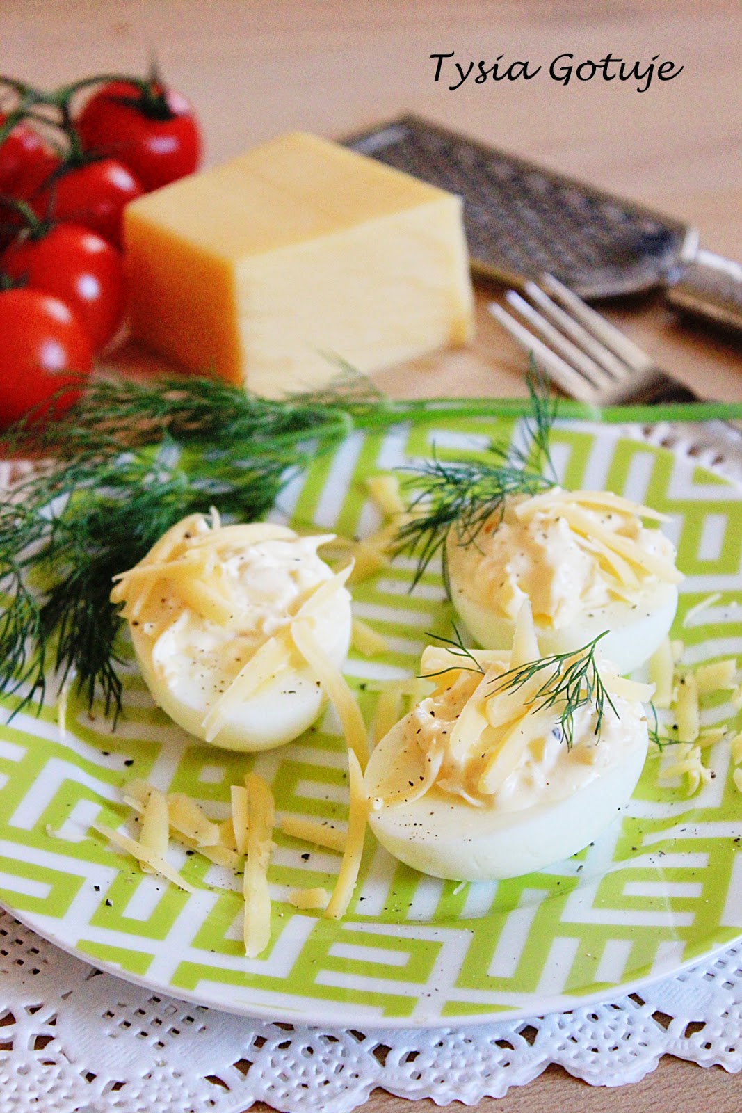 Jajka faszerowane żółtym serem