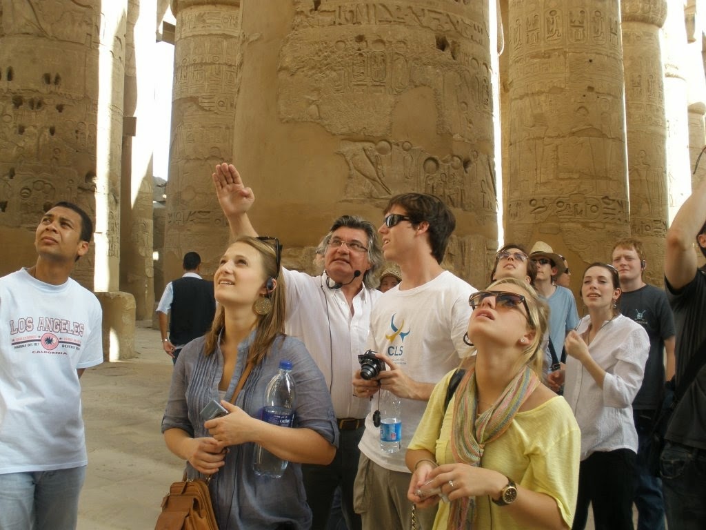 Новости египта для туристов на сегодня. Гид туризм Египет. Экскурсовод и экскурсанты. Экскурсовод с туристами в Мексике. Египет в марте.