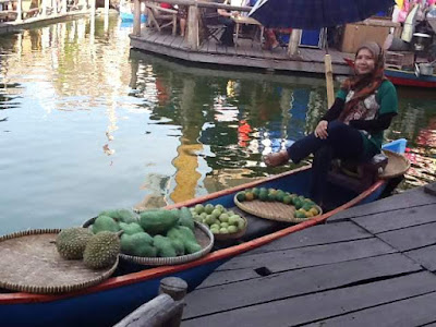 museum angkut malang wisata edukasi seru di kota batu naik perahu di pasar apung nurul sufitri mom lifestyle blogger tempat wisata indonesia