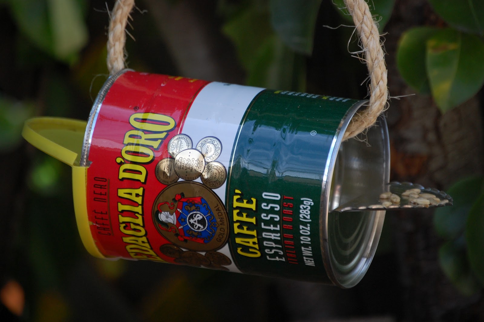 Upcycle Us upcycling coffe can into bird feeder