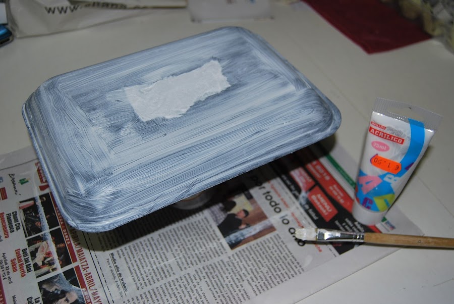  cuadro con flores de carton de huevos.