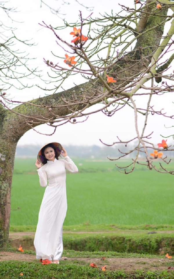 [Image: Thieu-nu-no-nuc-chup-hinh-ben-hoa-gao-7.jpg]