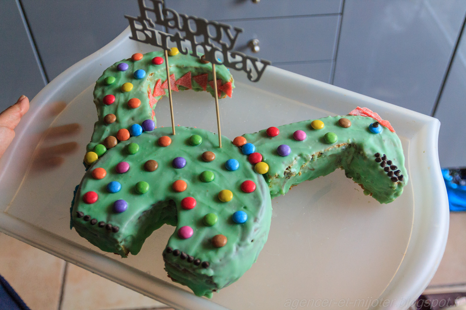 Agencer et Mijoter: Gâteau d'anniversaire dinosaure