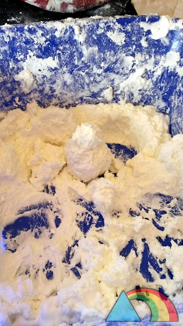 Nieve artificial hecha con espuma de afeitar y harina de maiz
