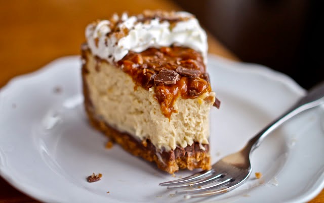 http://www.yammiesnoshery.com/2012/04/caramel-toffee-crunch-cheesecake.html#IDComment352426763