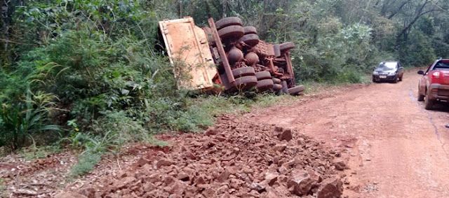 Roncador: Caminhão da Prefeitura tomba na Serra do Rio do Salto