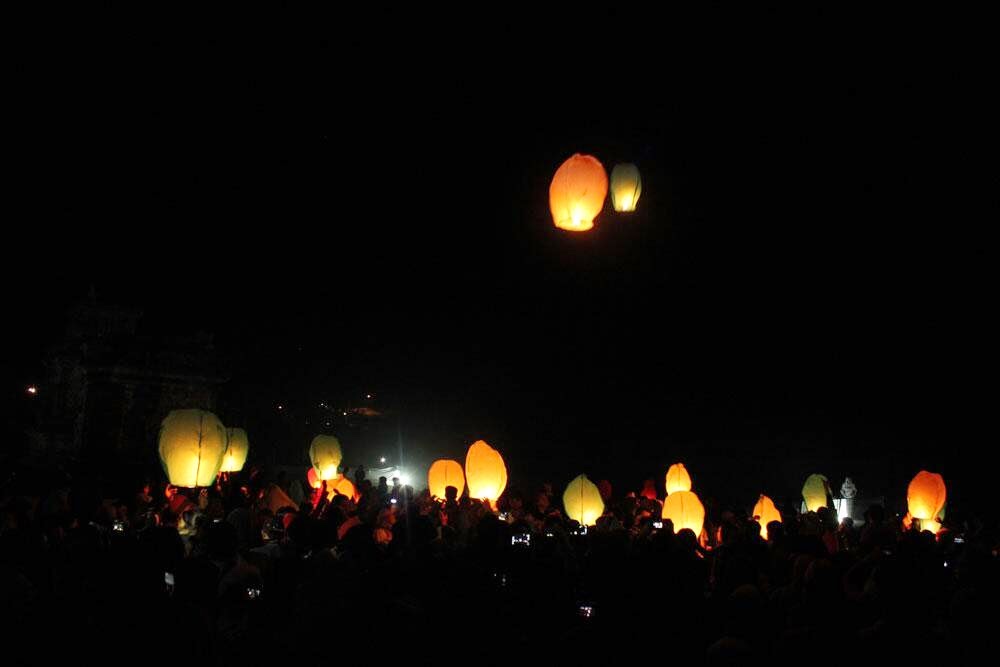 Romantisnya Malam Beriburibu lampion terbang (Dieng Culture festival 5 jpg (1000x667)